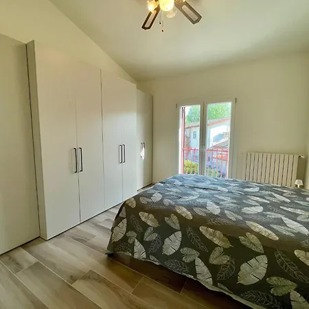 Spacious On Two Floors With Corner Garden Апартаменты *