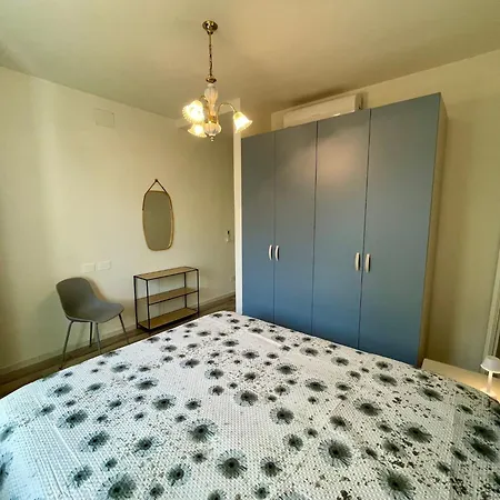 Spacious On Two Floors With Corner Garden Апартаменты *