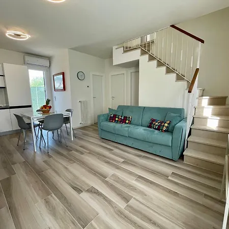 Spacious On Two Floors With Corner Garden Порто-Санта-Маргерита-ди-Каорле