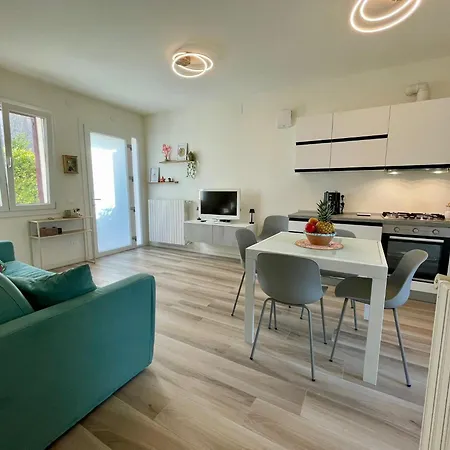 Spacious On Two Floors With Corner Garden Порто-Санта-Маргерита-ди-Каорле