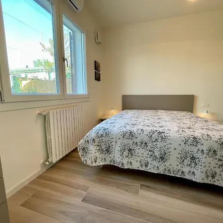 Апартаменты Spacious On Two Floors With Corner Garden