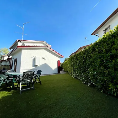 Spacious On Two Floors With Corner Garden Апартаменты *